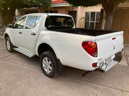 Imagen 6 de 13 de Mitsubishi L200 2015 2.4 Cabina Doble 4x2 Mt