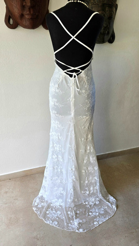 Vestido De Novia En Encaje. Elastizado. Talle M. Con Cola
