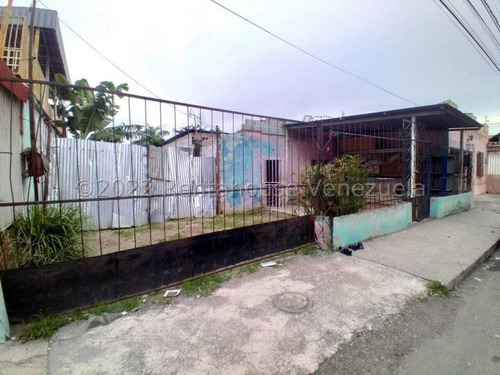 Extenso Terreno Comercial Con 468 Metros, En Un Excelente Punto Comercial, A Puerta De Calle Transitado, En Pleno Centro De Barquisimeto, Ideal Para Construcciones, Estacionamientos Y Usos Comercial