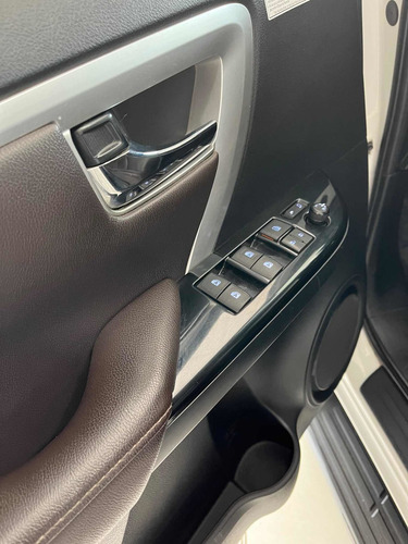 Imagen 8 de 14 de Toyota Sw4 2017 2.8 Srx 177cv 4x4 7as At