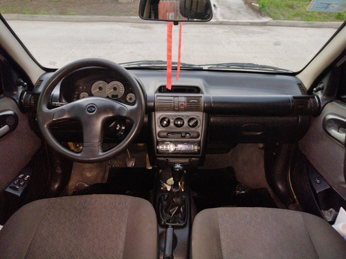 Imagen 5 de 8 de Chevrolet Corsa 1.6 2006
