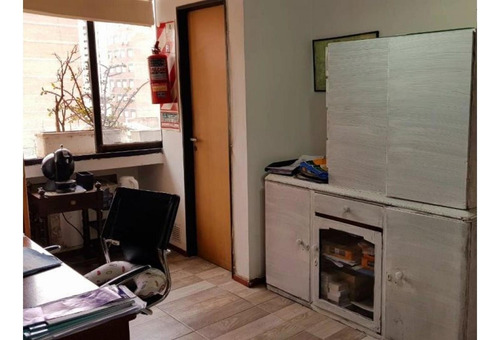 Imagen 9 de 12 de Oficina De 4 Ambientes Con Cochera A La Venta En El Centro