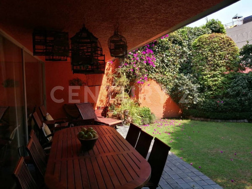 Casa De 3 Niveles Con Amplios Espacios Y 4 Habitaciones Privilegiada