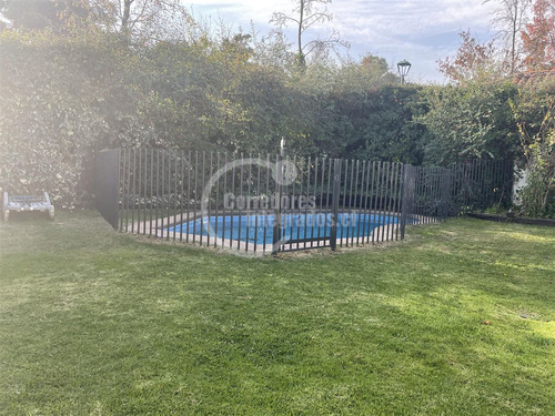 Casa En Venta De 5 Dorm. En Lo Barnechea, Sector Los Nogales
