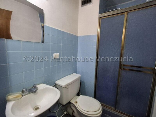 Apartamento Ubicado En Zona Central De La Ciudad De Maracay 24-29044 Irrr
