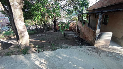 Casa De 5 Comodos 1 Banheiro Com Area