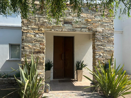 Casa 5 Ambientes En Alquiler. El Centauro