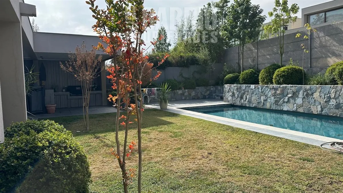 Imagen 1 de 17 de Casa En Arriendo De 5 Dorm. En Piedra Roja