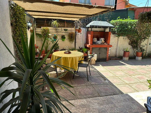 Preciosa Casa En Tranquilo Pasaje, Muy Conectada
