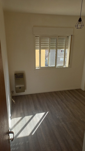Departamento De 2 Ambientes En Pleno Centro Comercial De Flores - Nuevo Wp De Contacto 1137868438!