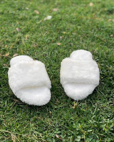 Pantufla De Peluche Color Blanco Para Dama (Usado)