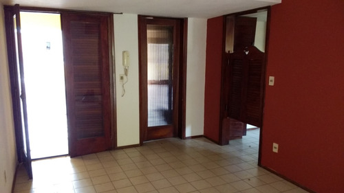 Impecable Casa Moderna 2 Plantas, Sobre Calle Uruguay