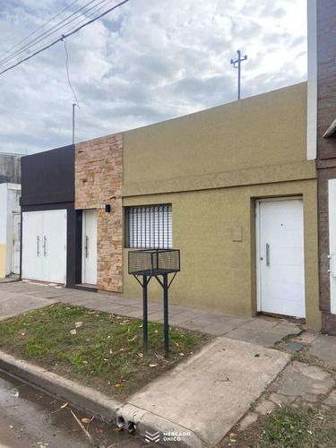 Casa + Dto Av Peñaloza 3900