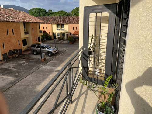 Iris H. Vende Apartamento (69m2). Guayabal .naguanagua.