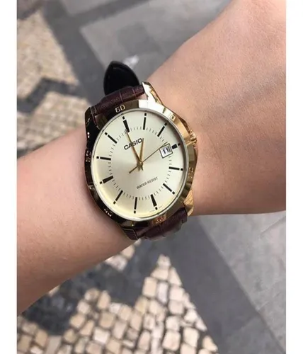 Reloj de pulsera Casio Enticer MTP V004 de cuerpo color dorado