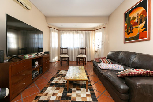 Casa 5 Ambientes Con Cochera, Fondo Libre Con Pileta Y Quincho