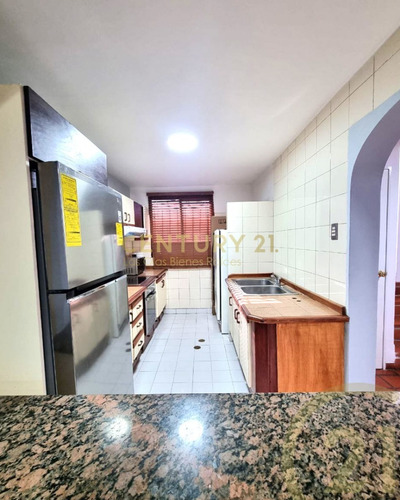 Imagen 4 de 10 de Townhouse En Alquiler En Cr Aguamarina, Lecheria. Anzoategui.
