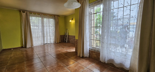 Casa Paradero 12. 3 Dormitorios, 1 Baño, Estacionamientos.