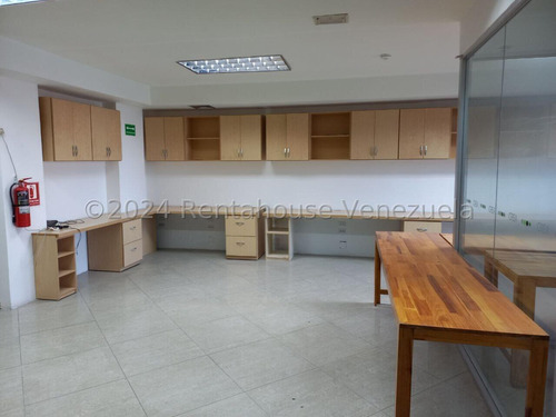 Acogedora Oficina En Alquiler En El Este De Barquisimeto, *mariaboraure* 79 Mtrs2, Ideal Para Laboratorio, O Una Oficina, --24  18  3 52-- Espaciosa Y Luminosa, Facil Acceso A La Via Principal.