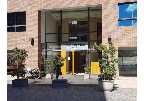 Daniela Esteche Realty & Home Oficina A La Venta Office Park Plaza.