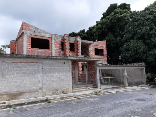 Venta De Casa En Obra Gris En Los Nuevos Teques Edo. Miranda Rz