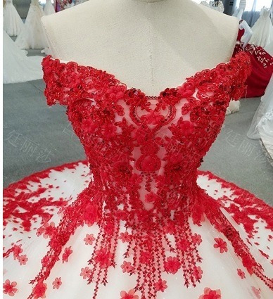 vestido de noiva com rosas vermelhas