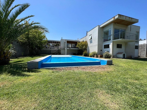 Se Vende Amplia Casa Mediterránea En Condominio Nogales.