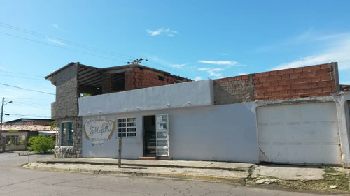 Venta De Casa En Paraparal, De Esquina, Con Dos Locales