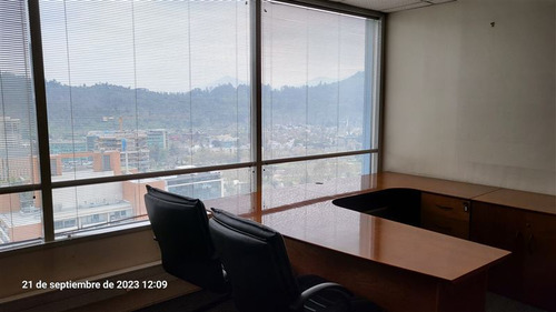 Oficina En Arriendo Cuenta Con Mobiliario