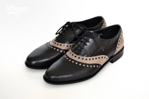 Imagen 1 de 6 de Zapato Inglés Acordonado De Cuero Negro Combinado Con Charol