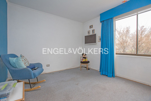 Casa En Venta San Carlos De Apoquindo, Tranquila Calle