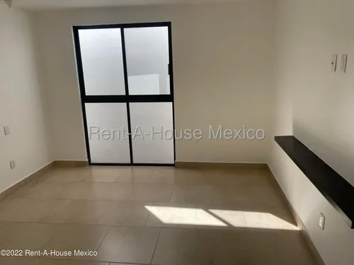 Casa Con Cuarto De Servicio, 4 Recámaras, Área De Tv. Cumbres Del Lago - Venta Rah2204