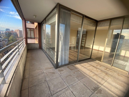 Departamento En Venta De 4 Dorm.2 Estacs. Bd. En Las Condes
