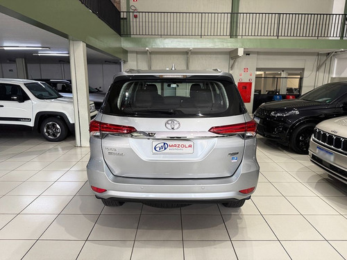 Toyota Hilux SW4 2.7 SR 7 LUGARES 4X2 16V