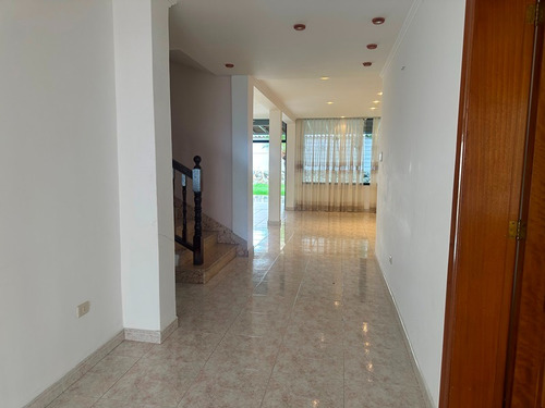 En Venta Casa Moderna Ubicada En Urb. La Viña En Calle Cerrada, Valencia Estado Carabobo / Emer