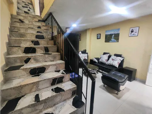 Quiroga: Casa De 3 Pisos + Terraza/ Opción Apartamento Independiente