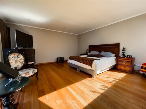 Casa En Venta De 6 Dorm. En Curicó