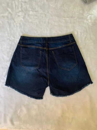 Imagem 2 de 2 de Short Jeans Feminino Plus Size Com Recorte