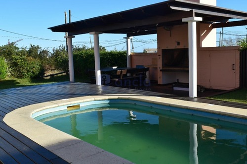Alquiler Casa De 3 Dormitorios Y Dependencia Con Piscina En Manantiales- Ref: 1164