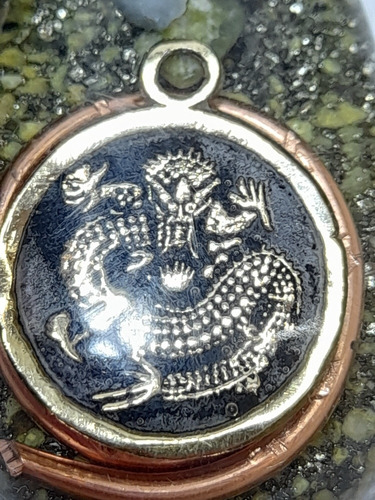 Imagen 3 de 3 de Orgonita Con Figura De Dragón En Metal Traé Cobre Cuarzos