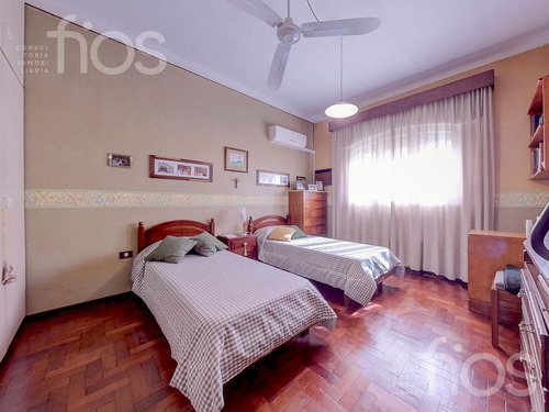Venta Casa 6 Dormitorios Cochera Jardín Dos Plantas En Barrio Roque Saenz Peña