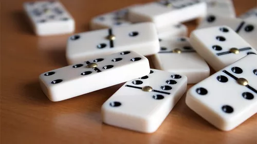 Jogo Dominó branco com pontos pretos 28 pcs 10 mm no estojo - Branco