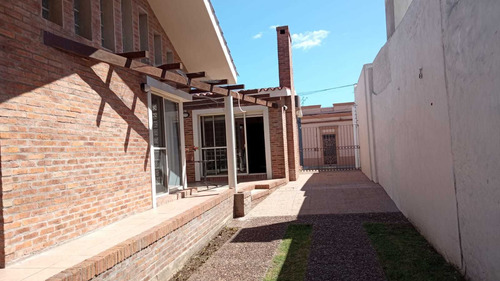 Venta Casa, Excelente Estado Y Ubicación- Mercedes.