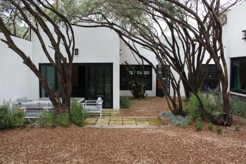 Imagen 20 de 30 de La Casa De Los Arboles Grandes