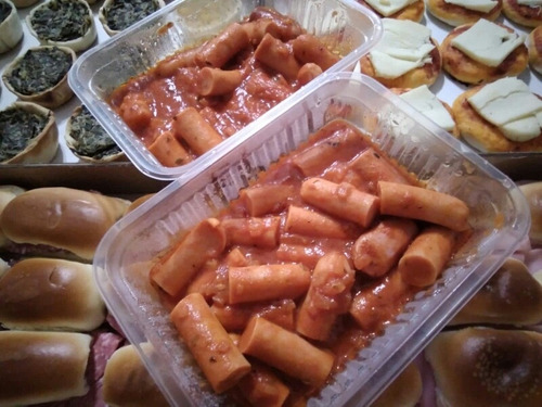 Catering Premium Lunch Para 30/35 Personas + Mesa Dulce