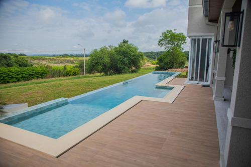 Vendo Casa Amoblada Con Piscina En El Barrio Cerrado Aguavista: 4 Habitaciones Y 5 Baños