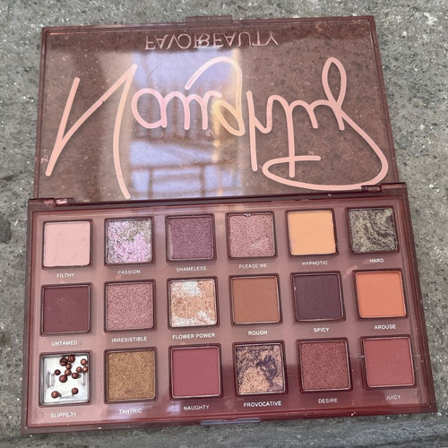 Paleta De Sombras Naugthy Favor Beauty