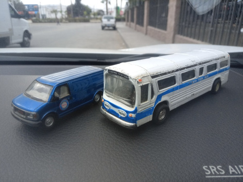 Autobús Y Panel Gmc Savana A Escala 1:64 Coleccionable