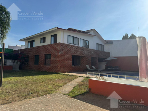 Casa Sola De Dos Niveles En Venta, En Privada Con Vigilancia En Lomas Tetela, Cuernavaca Morelos