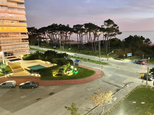 Imagen 7 de 16 de Alquiler Apartamento En Torre Paramount Punta Del Este